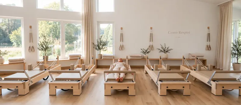 La sala di Cento Respiri con i reformer in legno